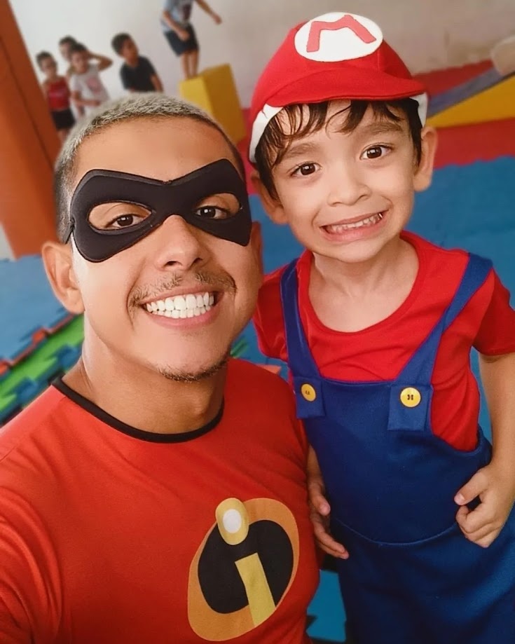 Tio David caracterizado com criança em festa temática