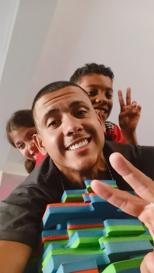 Selfie do Tio David com crianças sorrindo