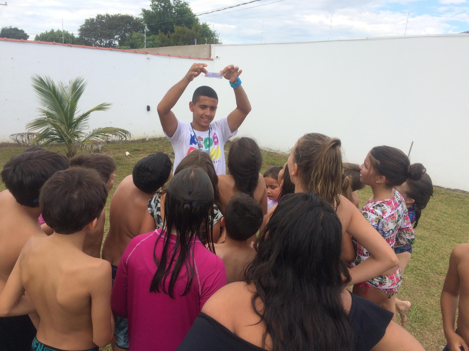 David Perlotti conduzindo atividade cercado por crianças